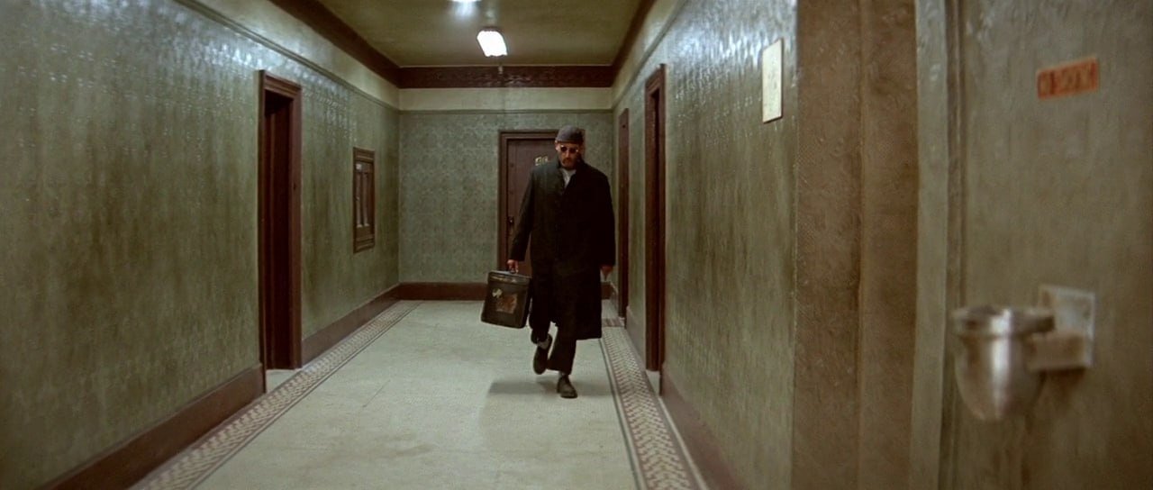 Still from Léon: The Professional (1994), directed by Luc Besson (frame 4)